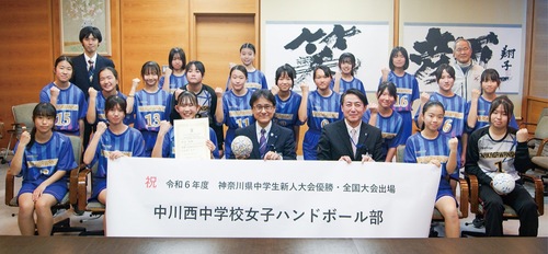 区長を表敬訪問した、中川西中女子ハンドボール部の部員ら