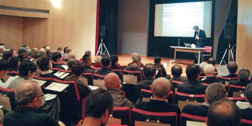 来場者で満席の会場