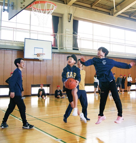 ディフェンスをかいくぐりシュートする児童