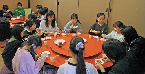 試食する児童ら