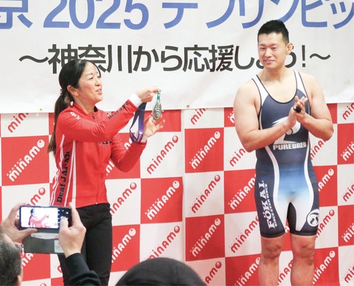 銀メダルを見せる早瀨さん