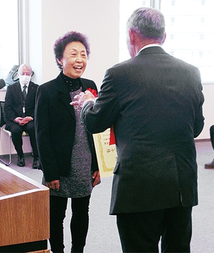 表彰状を受け取る受賞者
