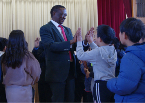 児童と交流するモラケ大使