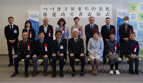 表彰式で笑顔を見せる受賞者