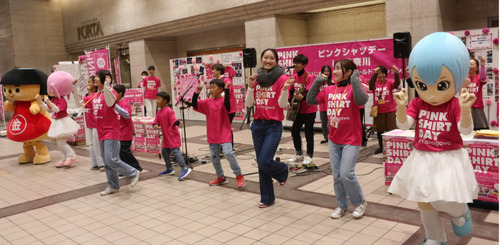 N.U.の歌にあわせ踊るスタッフら