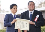 感謝状を受け取る照ノ富士親方（右）