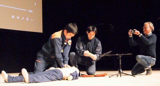 救急救命の実演を行う消防署員と平川さん（右）