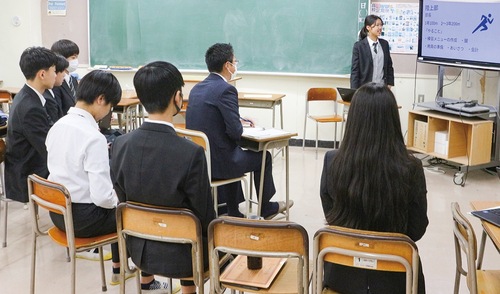 同級生や聞き手として招かれた地域の大人の前で発表する生徒