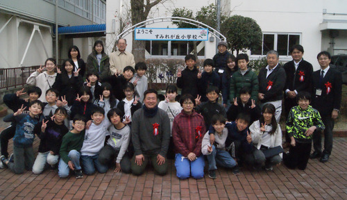 除幕式に参加した６年１組の児童と関係者たち