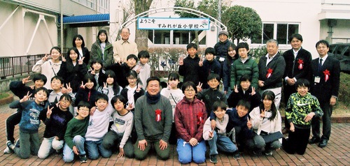 除幕式に参加した６年１組の児童と関係者たち