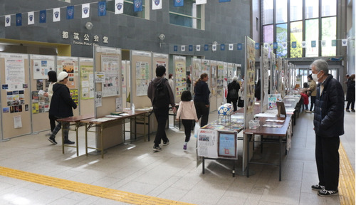 活動紹介のパネルを見る来場者