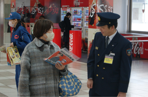 火災予防を呼び掛ける消防署員