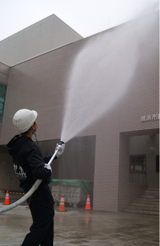 初期消火器具で放水する参加者