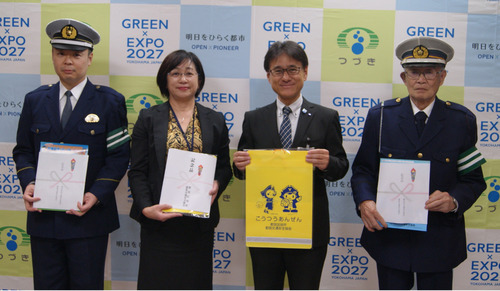 ランドセルカバーと啓発品を受け取った三橋校長（中央左）