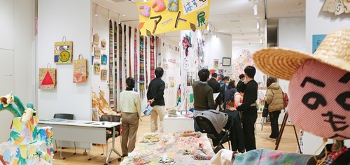 149人の作品が並ぶギャラリー