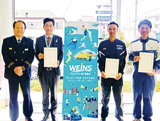 感謝状を持つ（右から）細川さん、大竹さん、東出店長と増山署長