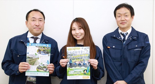 作成したチラシを手にする下水道河川局の職員