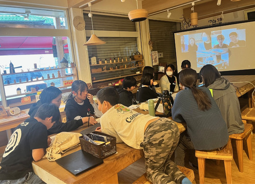 他拠点に向け、事業報告する部員たち