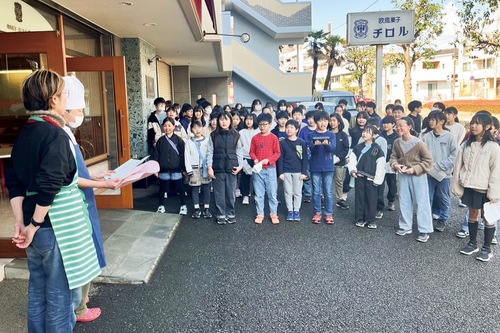 自作の歌で感謝を伝える児童ら