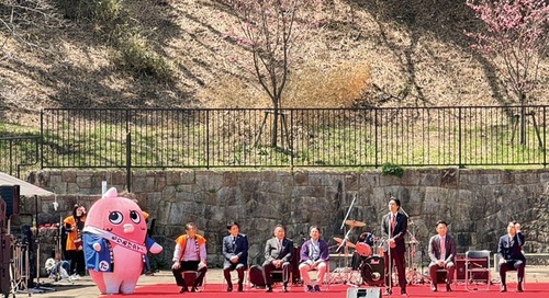 昨年は祭り当日はまだ桜が咲き始めだった