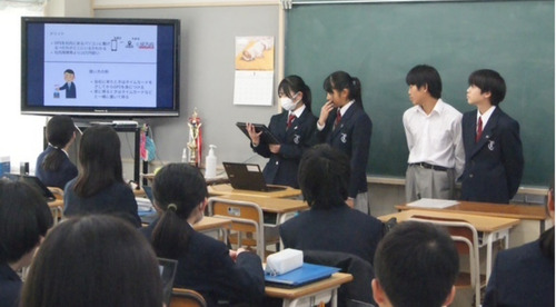 提案を行う生徒ら