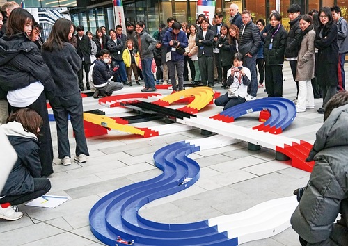 全天候型広場で行われたミニ四駆レース＝提供写真＝