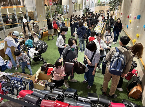 多くの親子連れで賑わった「おゆずり会」