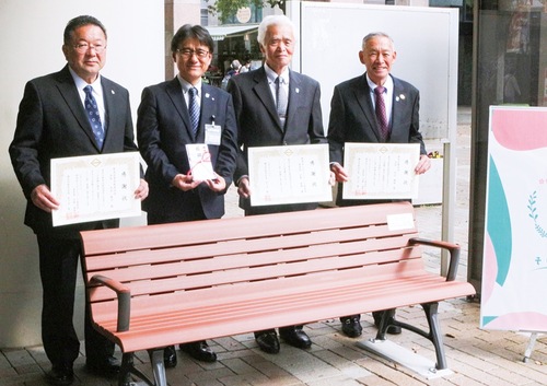 （写真左から）木伏会長、佐々田区長、吉野委員長、村田会長