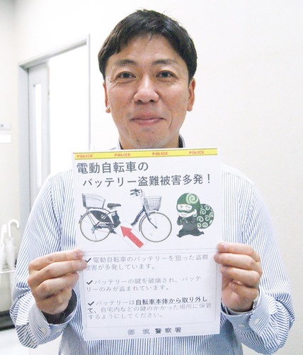 啓発チラシを持つ橋本課長