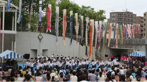 こいのぼりの下で繰り広げられるステージ（写真は昨年）