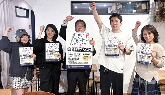 「ご来場お待ちしてます」と話す会員ら