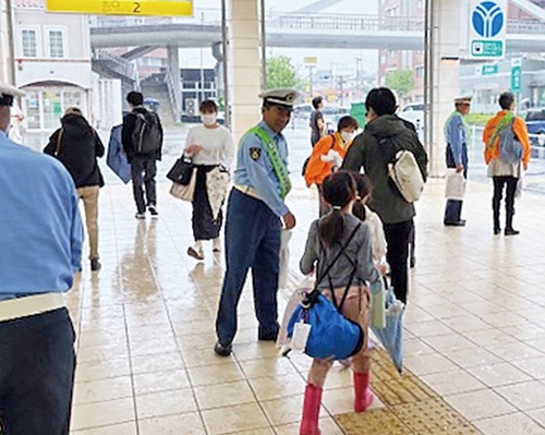 北山田駅で啓発活動を行う会員ら