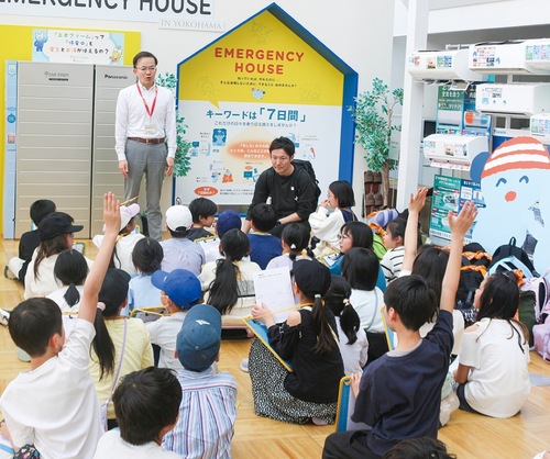 見学終了後、質問に答える児童ら