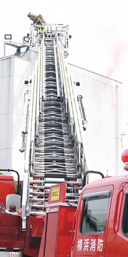 はしご付き消防自動車を使った救出訓練