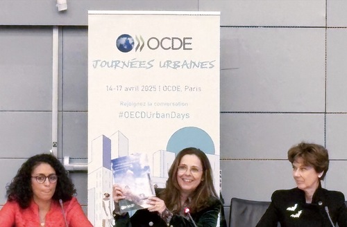 レポートを発表するラミア局長（中央、横浜市提供）