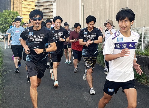 駒大選手の先導でスタートするヒロセ電機の社員ら