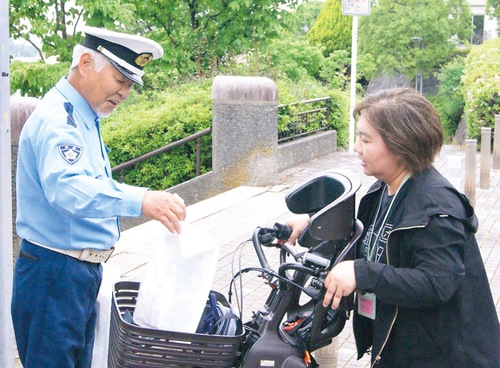 啓発グッズを受け取る住民