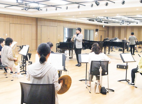 熱心に演奏する参加者ら