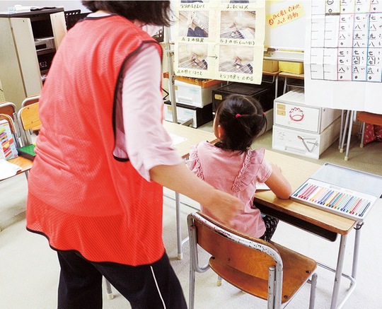 居場所で過ごす児童と見守るスタッフ