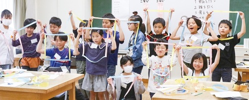 実験結果を持って記念撮影する参加者