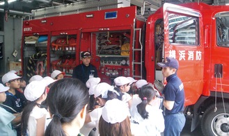 消防車両を見学する児童ら