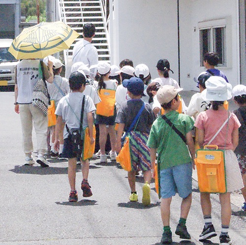 まち探検を行う児童ら