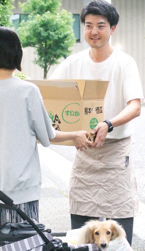 野菜を届ける中島さん