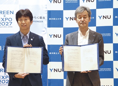 協定書を交わす市教委の下田教育長（左）と横浜国大の梅原出学長