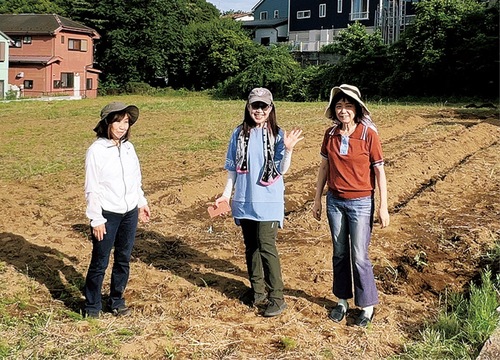 畑を整備中の小麦部