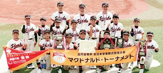 優勝を喜ぶチームメンバー