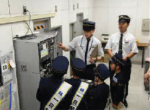 券売機の仕組みを学ぶ様子（市提供）