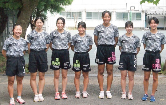 インターハイへ出場する荏田高校のメンバー（對馬さんは右から３人目）