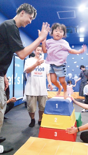 小野寺選手とハイタッチする参加者