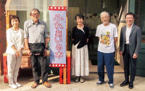来場を呼び掛ける森川さん（右端）